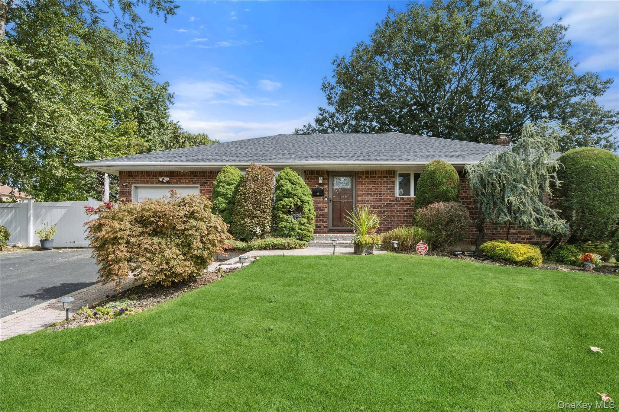 15 Elmwood LN, Syosset, NY 11791