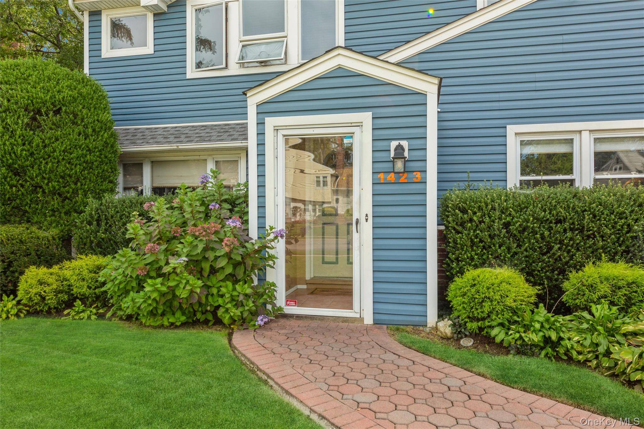 1423 Sturl AVE, Hewlett, NY 11557