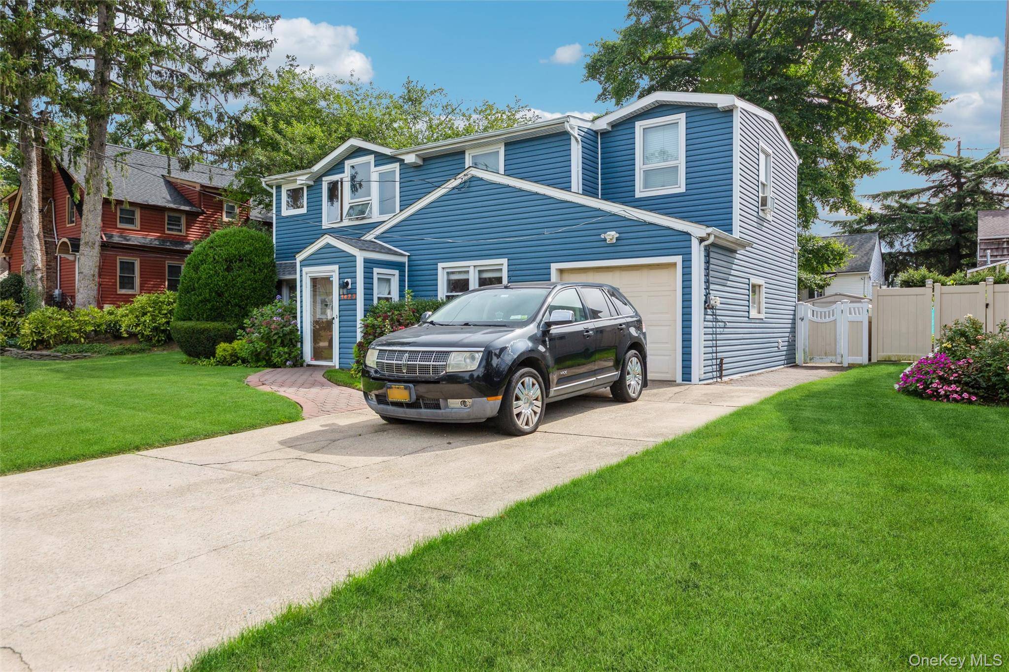 1423 Sturl AVE, Hewlett, NY 11557