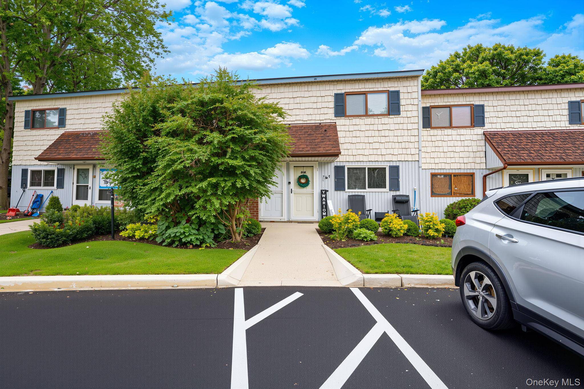 167 Pointe CIR #167, Coram, NY 11727