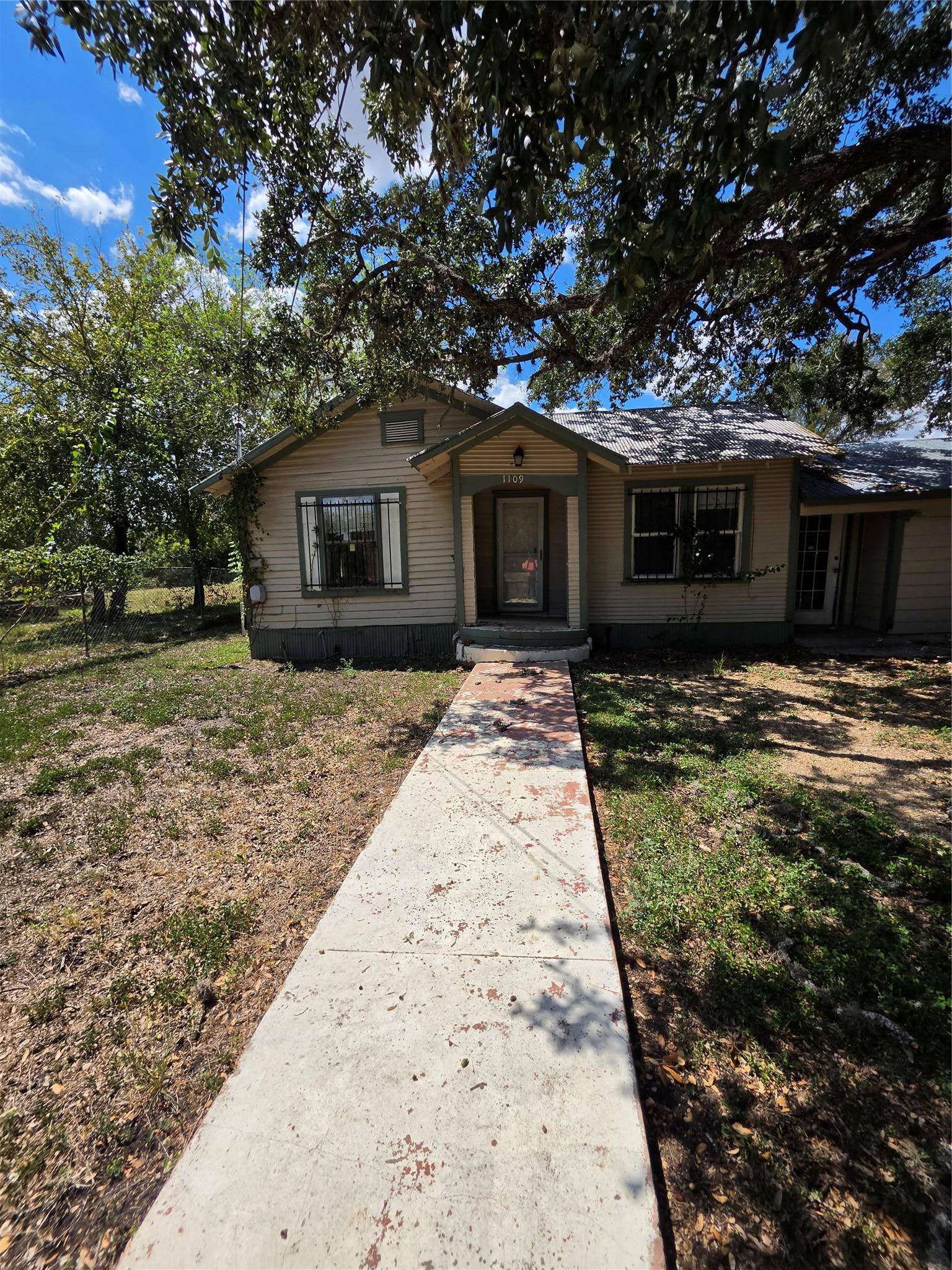1109 Pecos ST, Lockhart, TX 78644