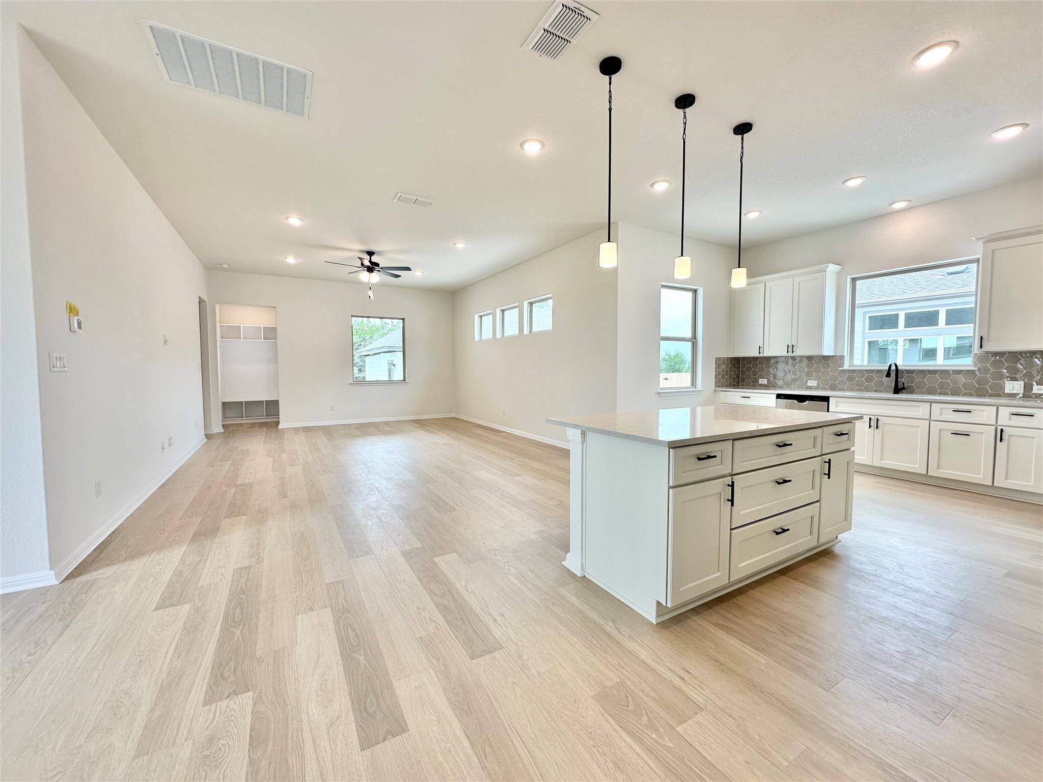 580 Treadwell LN, Kyle, TX 78640