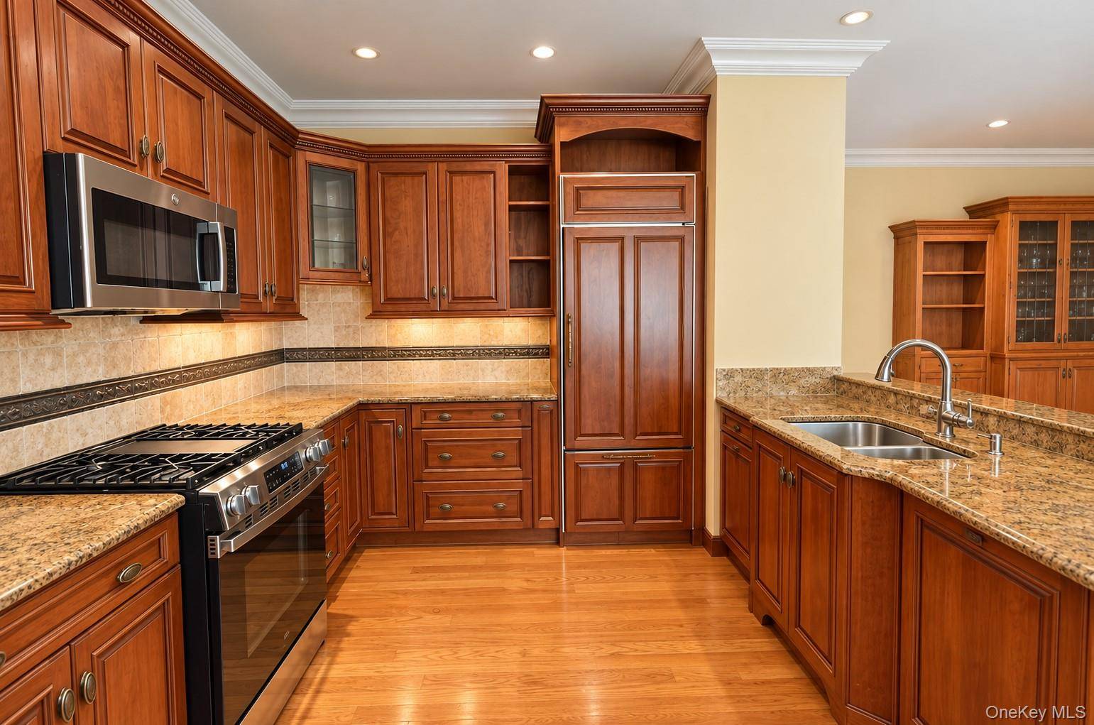 55 Rose LN, Mount Sinai, NY 11766