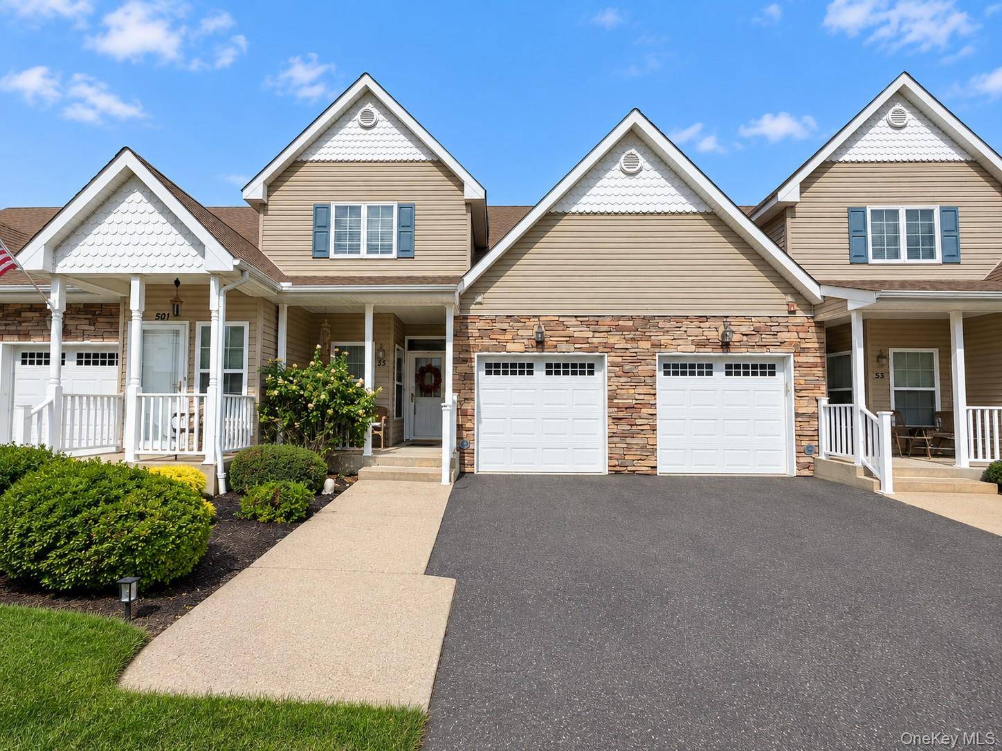 55 Rose LN, Mount Sinai, NY 11766