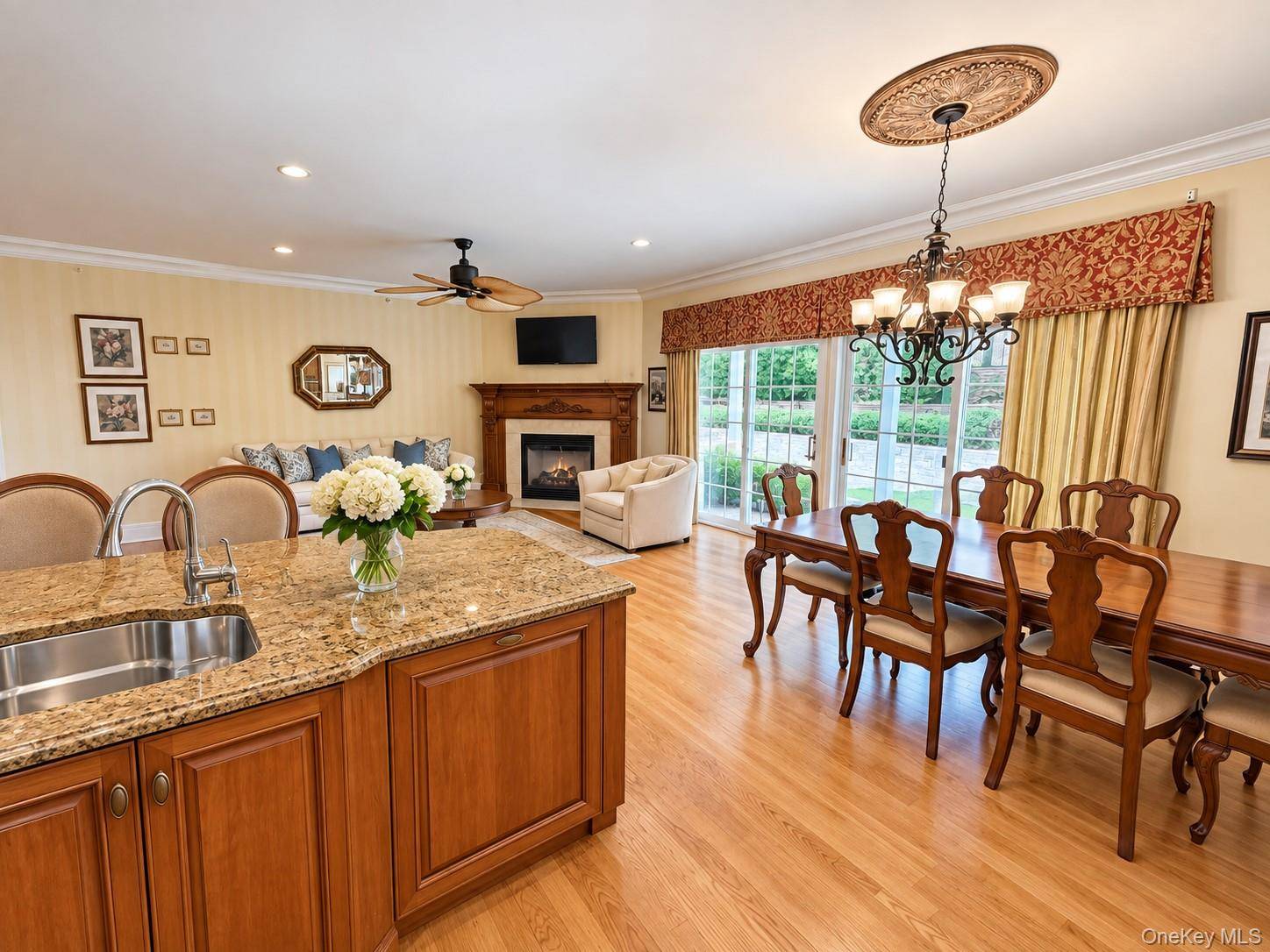 55 Rose LN, Mount Sinai, NY 11766