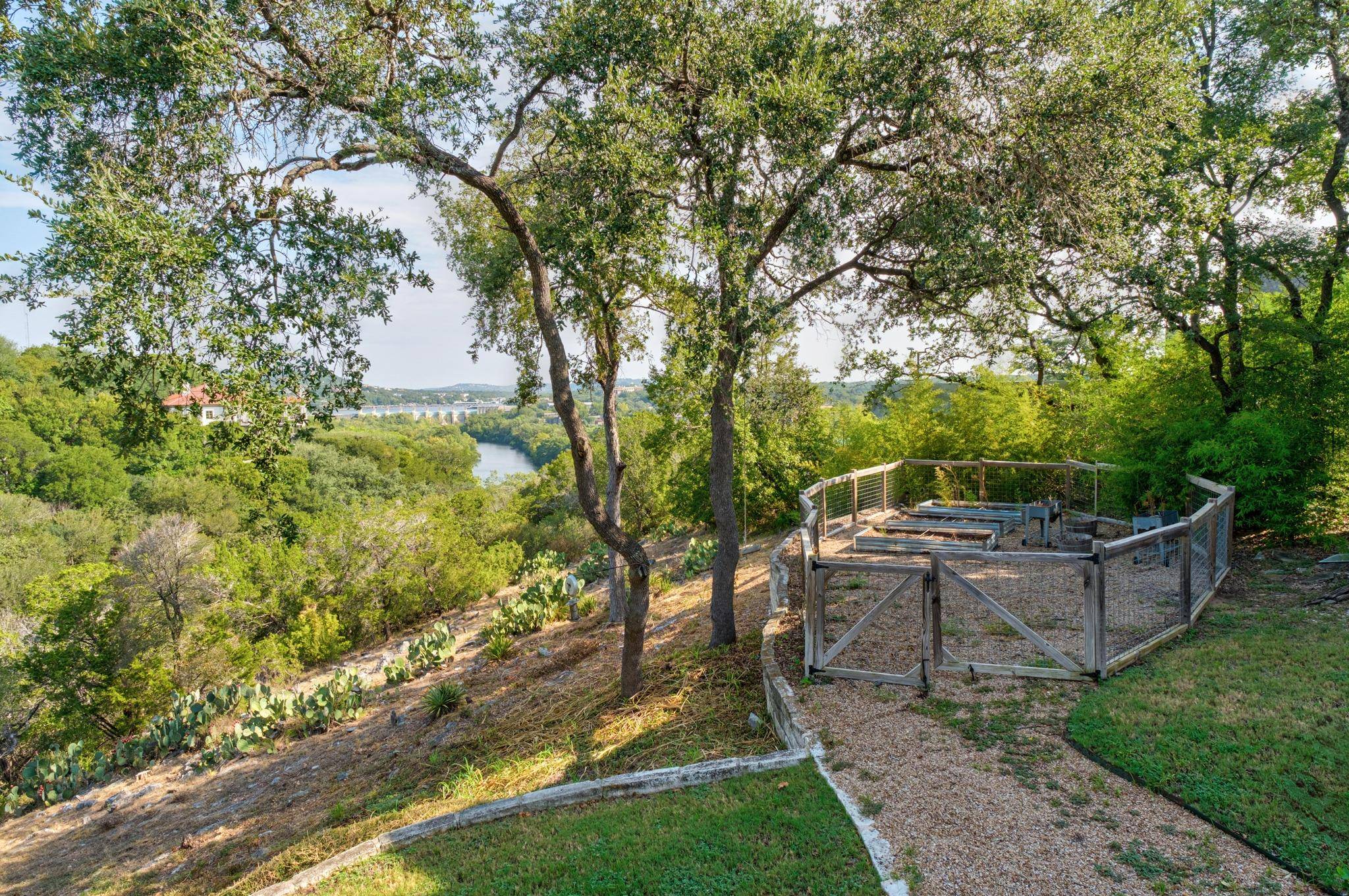 102 Canyon CIR W, Austin, TX 78746