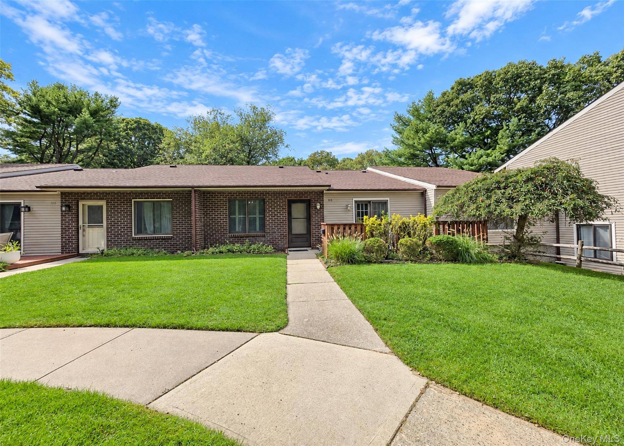 810 Woodland CT, Coram, NY 11727