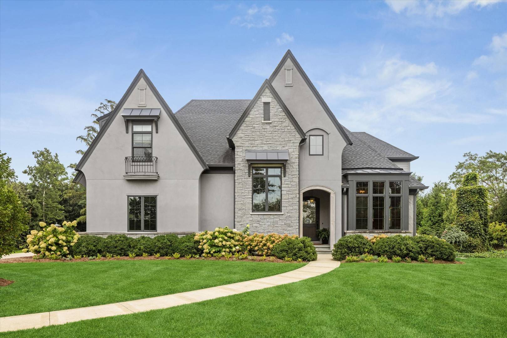 1561 Hawthorne LN, Wheaton, IL 60189