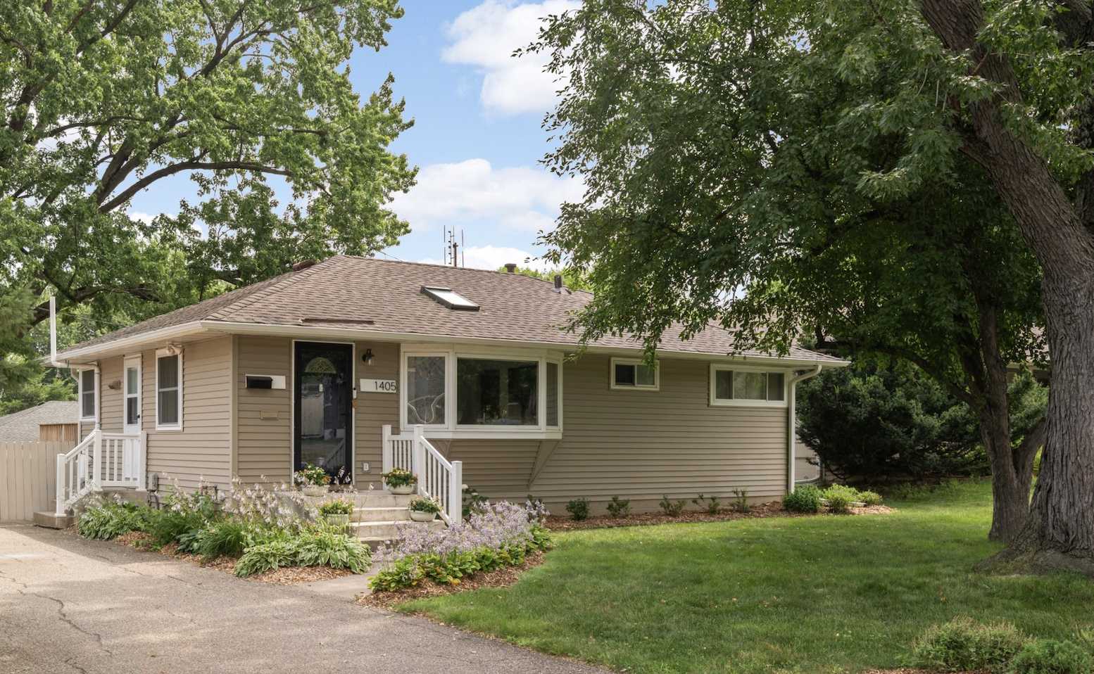 1405 Independence AVE S, Saint Louis Park, MN 55426