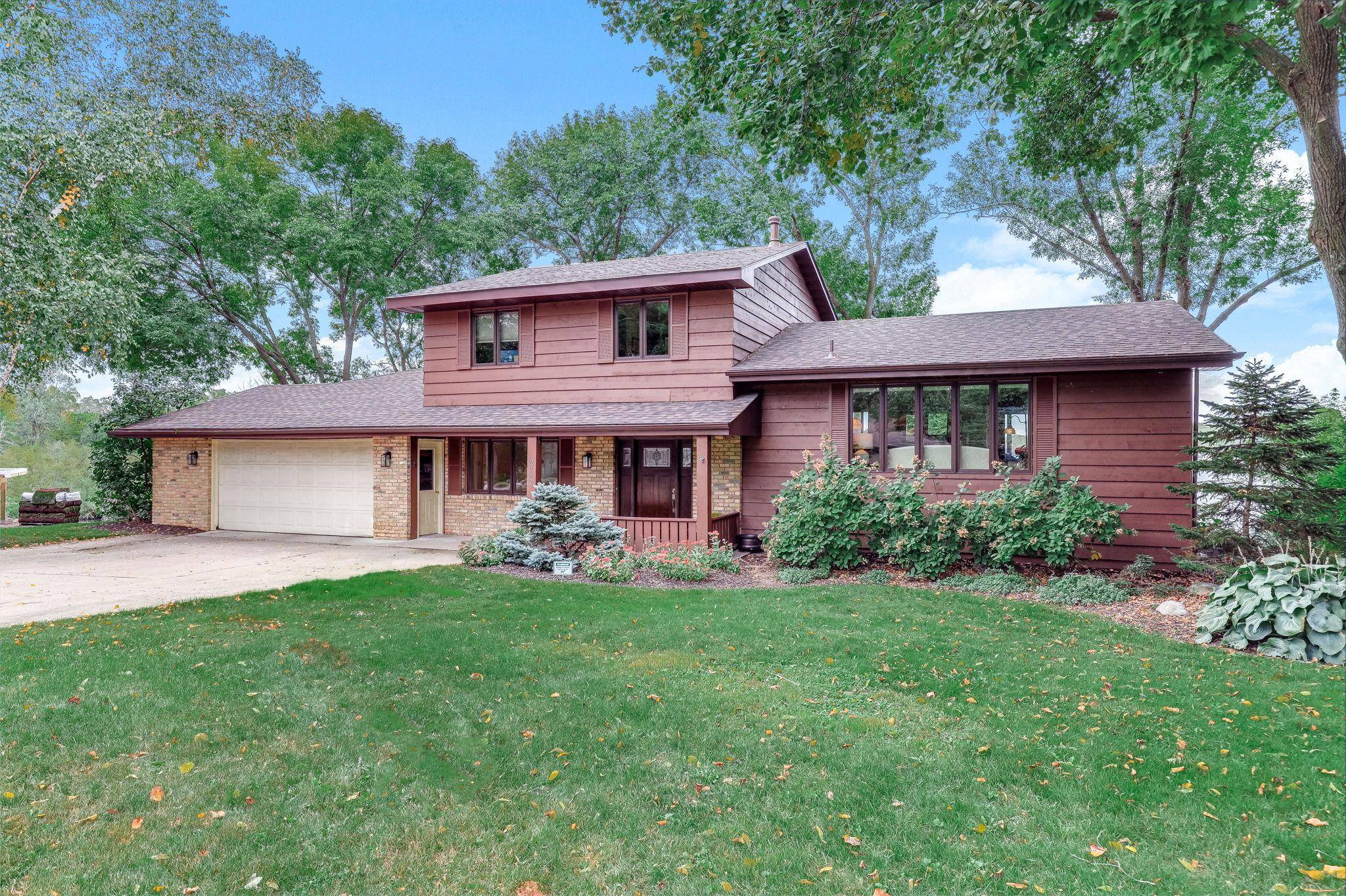 2162 Lakebrook DR, New Brighton, MN 55112