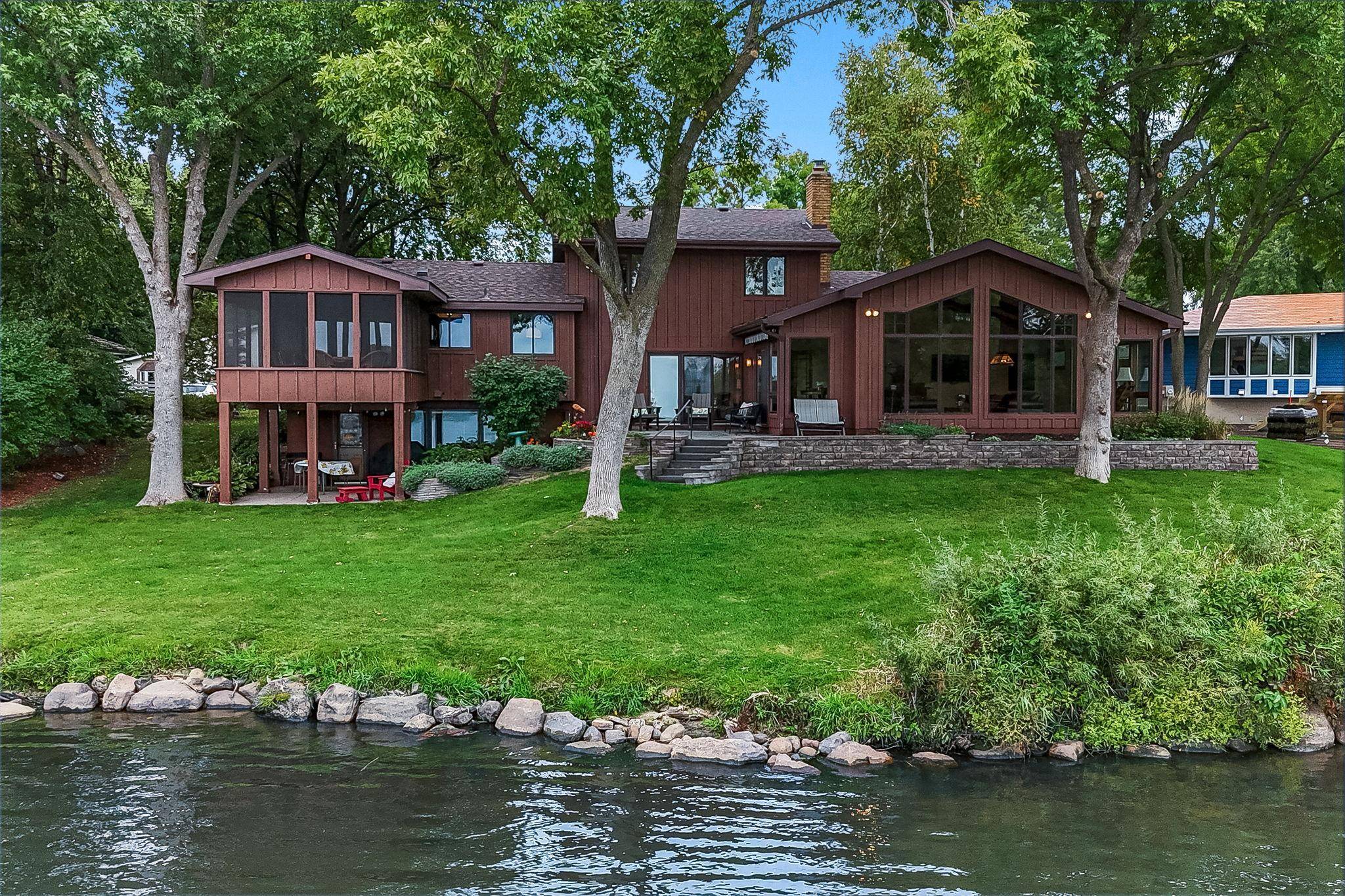 2162 Lakebrook DR, New Brighton, MN 55112