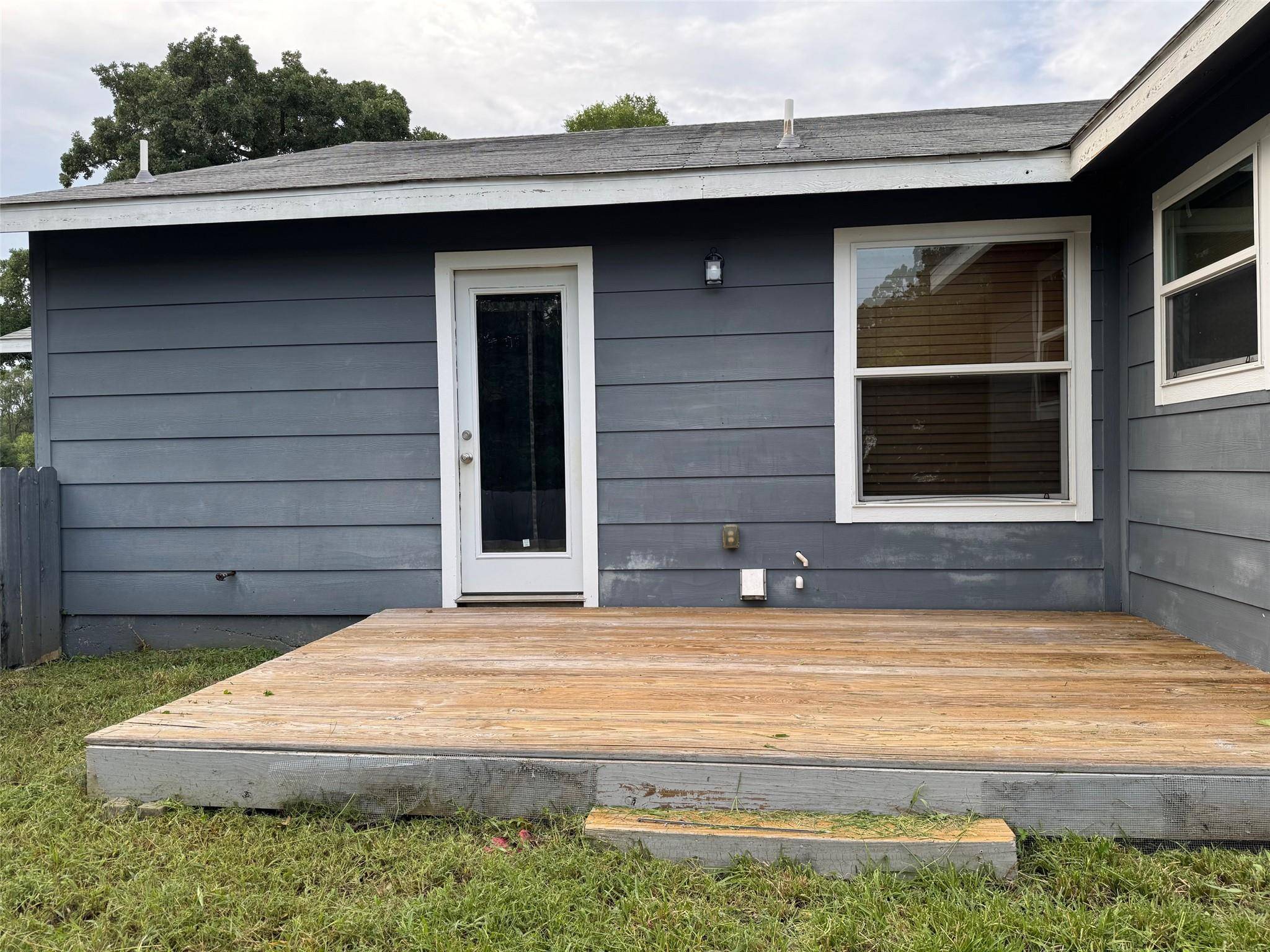 142 A VOSS PKWY #A, Cedar Creek, TX 78612