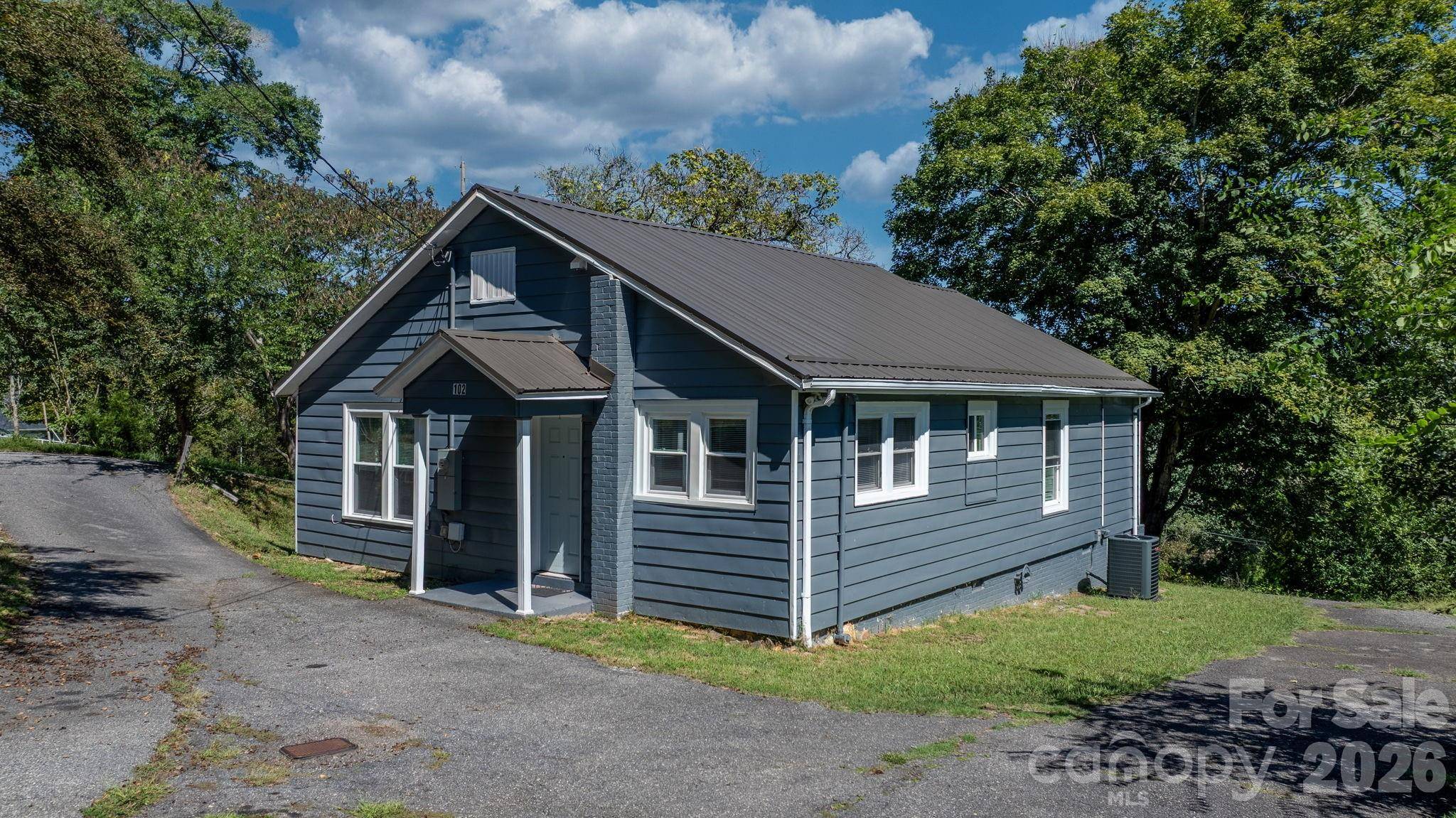 102 Lake DR, Hickory, NC 28601