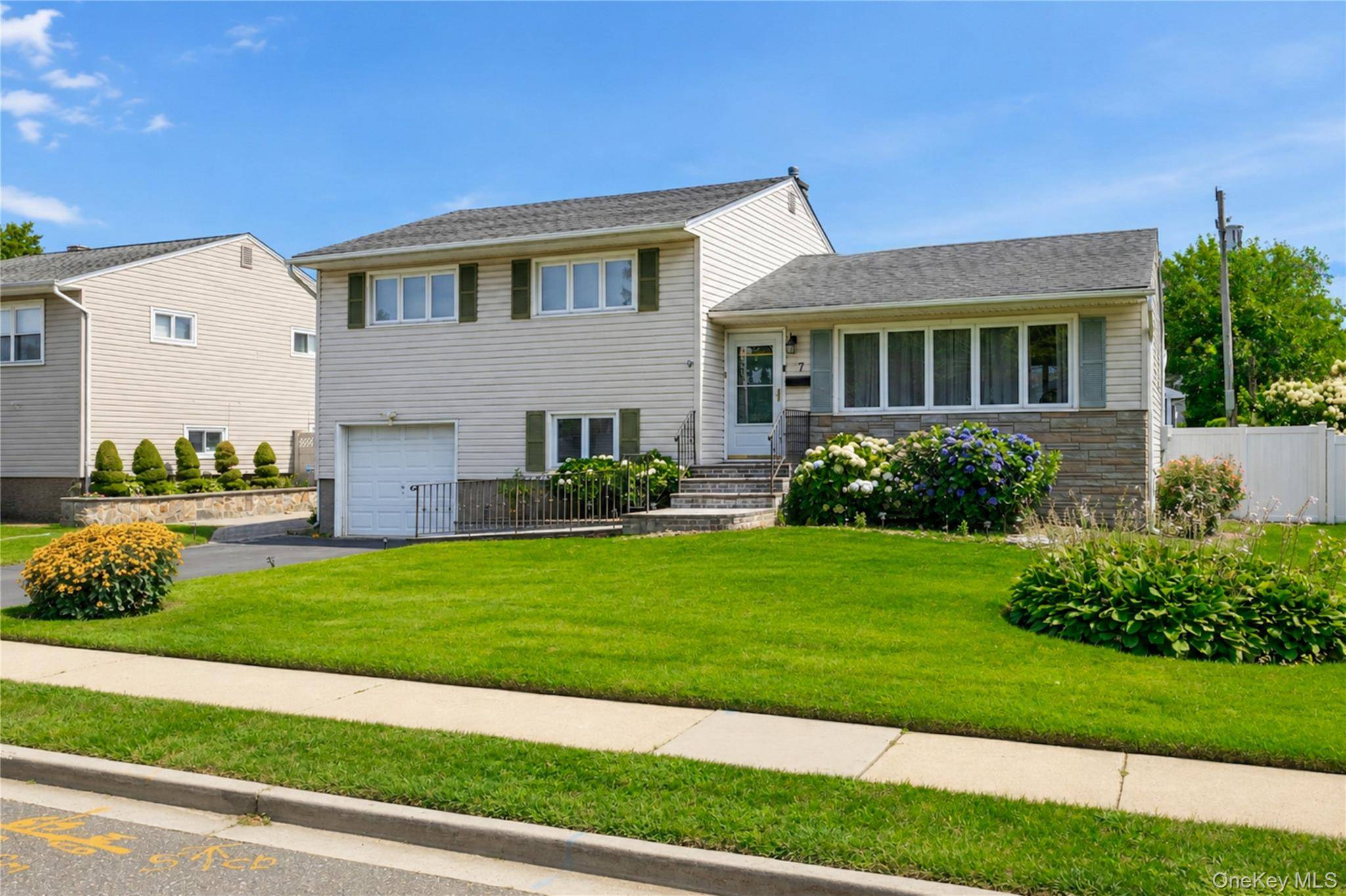 7 Primrose AVE, Hicksville, NY 11801