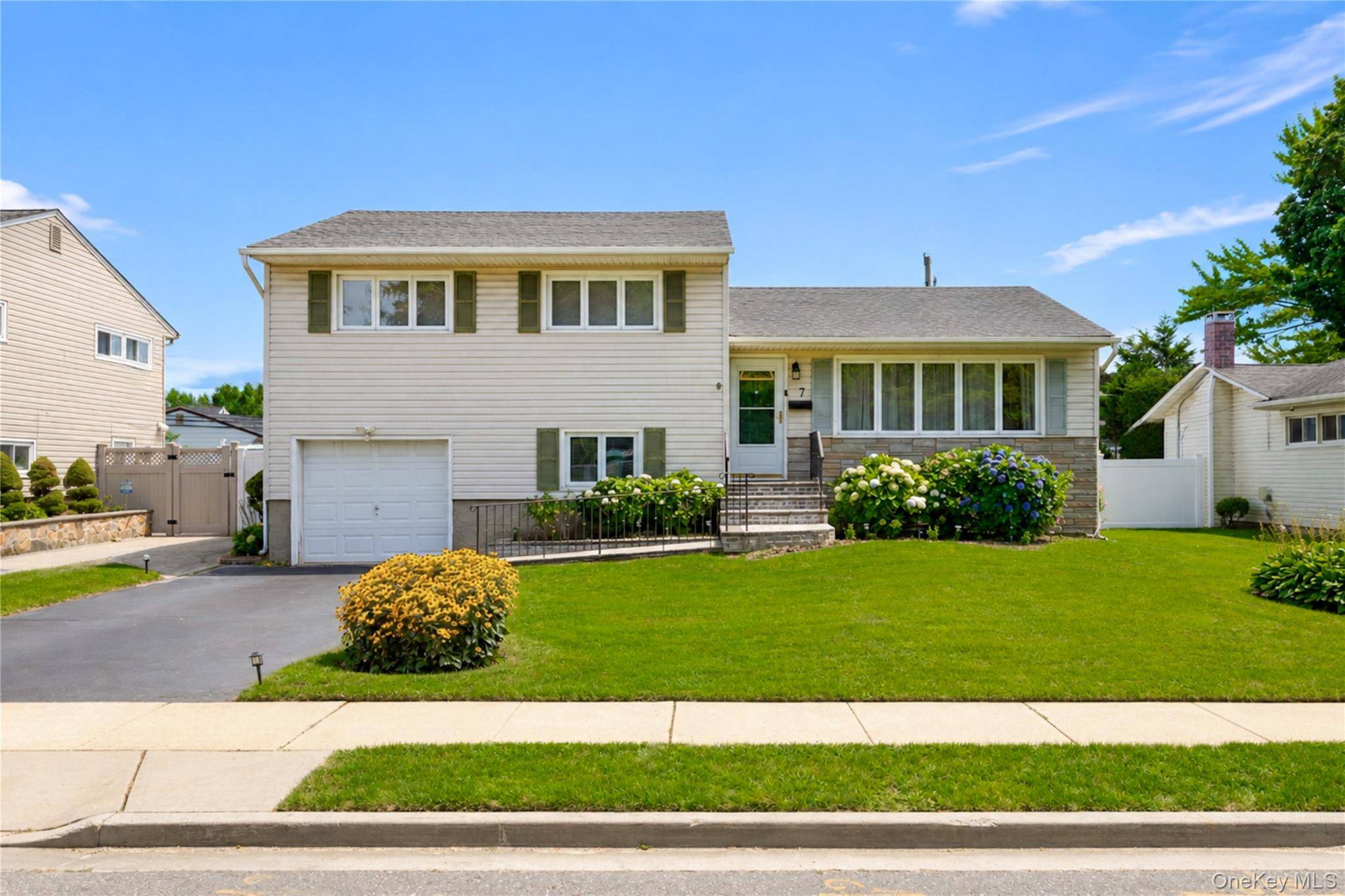 7 Primrose AVE, Hicksville, NY 11801