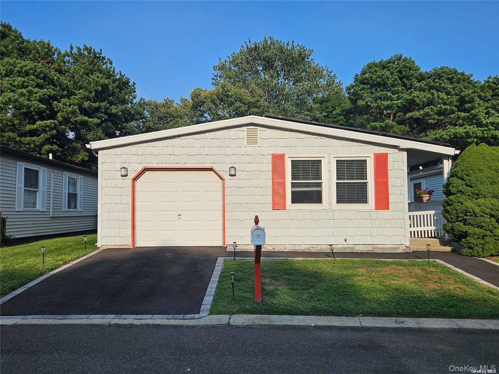 124 Village CIR #124, Manorville, NY 11949