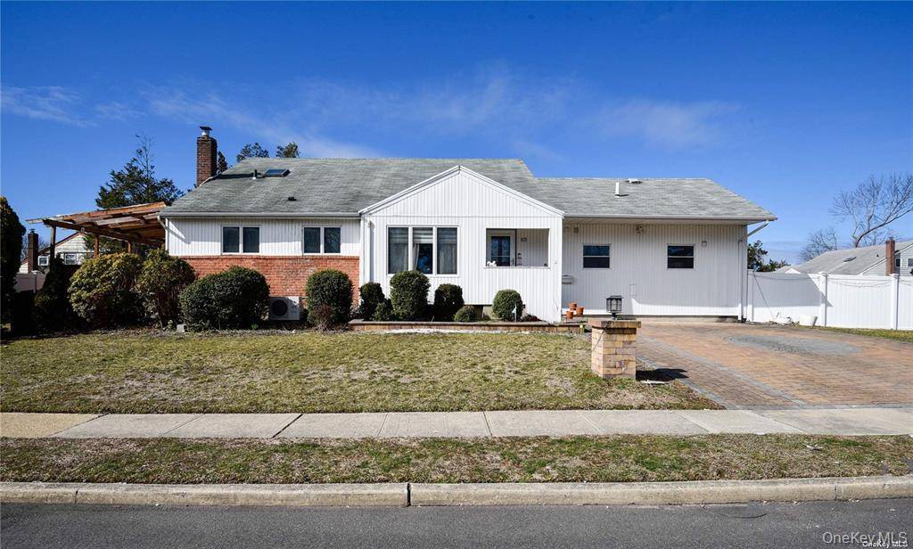 65 Sylvia LN, Plainview, NY 11803