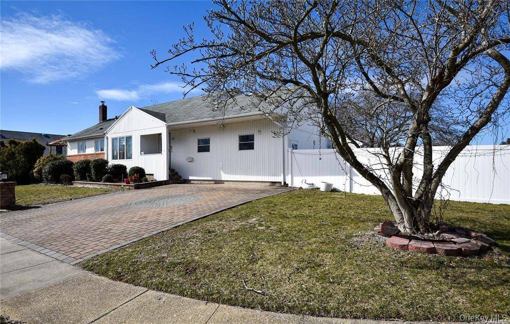 65 Sylvia LN, Plainview, NY 11803
