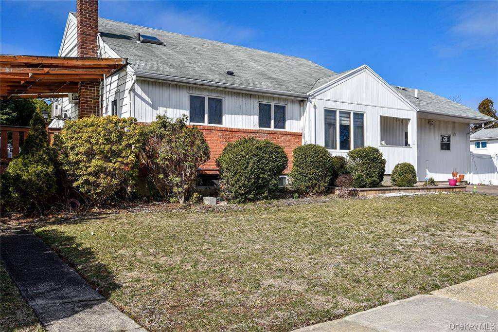 65 Sylvia LN, Plainview, NY 11803
