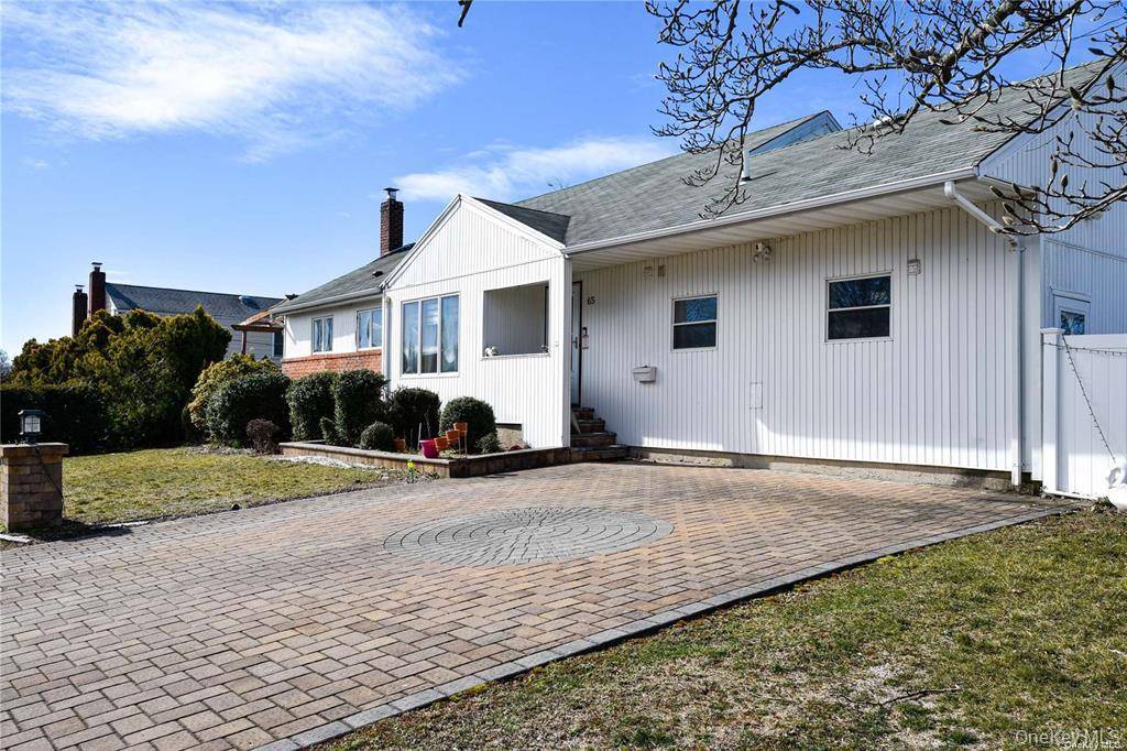 65 Sylvia LN, Plainview, NY 11803