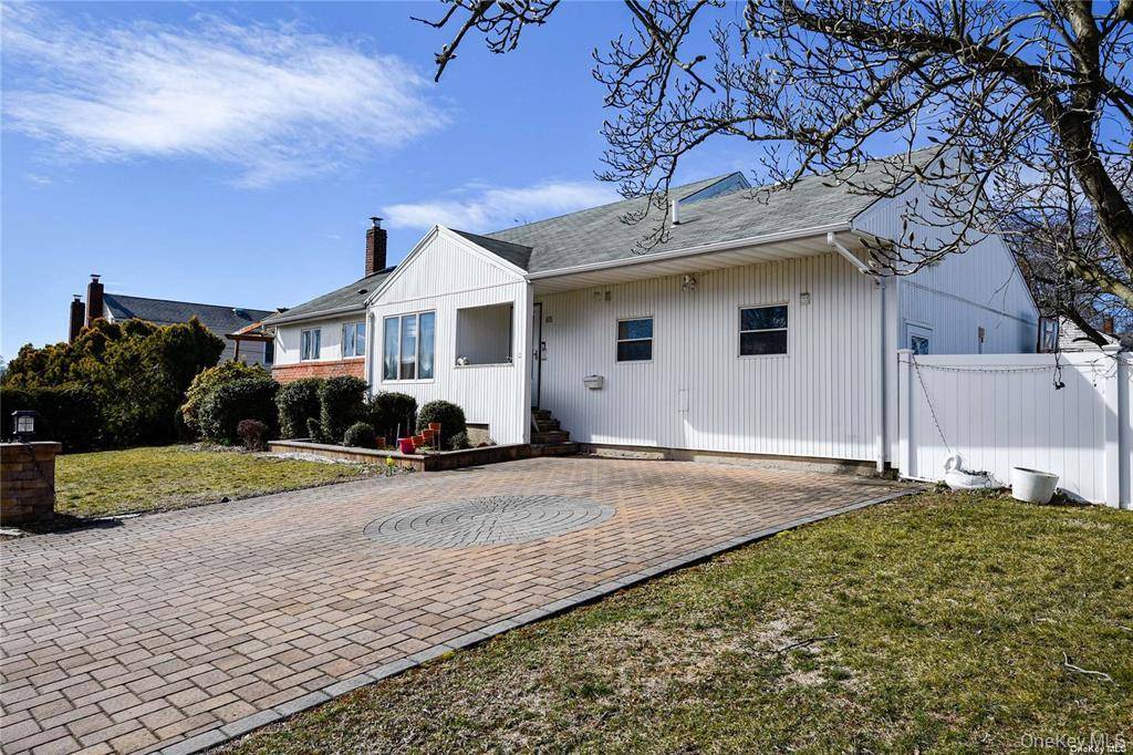 65 Sylvia LN, Plainview, NY 11803