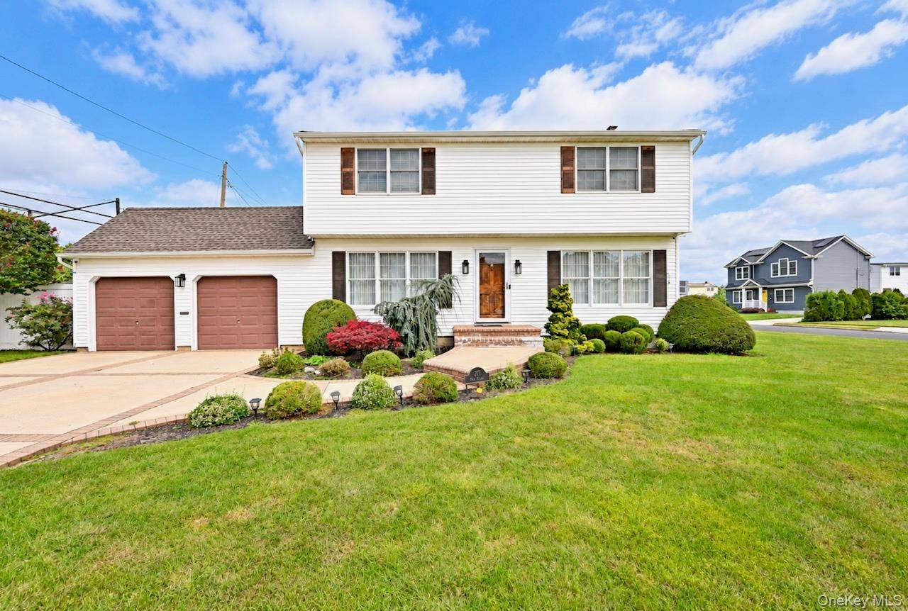 371 N Iowa AVE, Massapequa, NY 11758