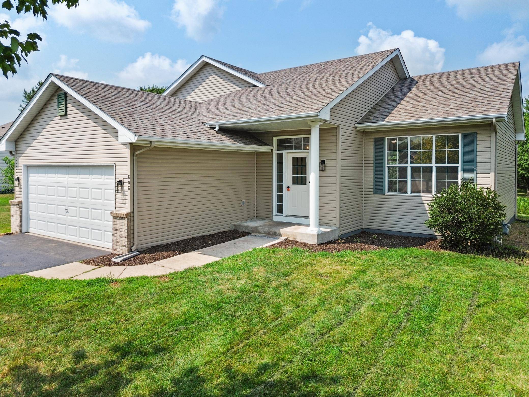 808 Lindsey LN, Belle Plaine, MN 56011