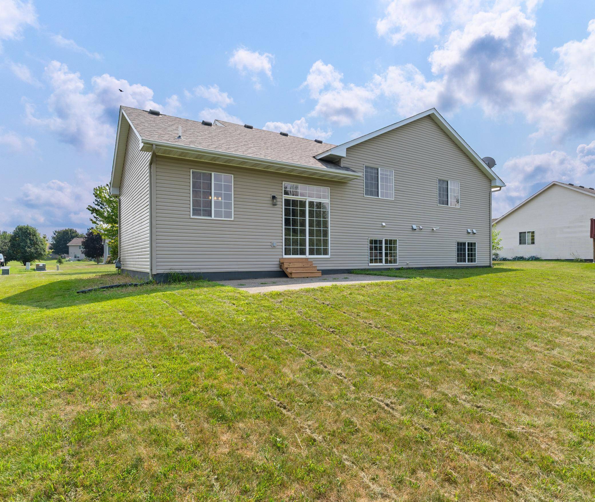 808 Lindsey LN, Belle Plaine, MN 56011