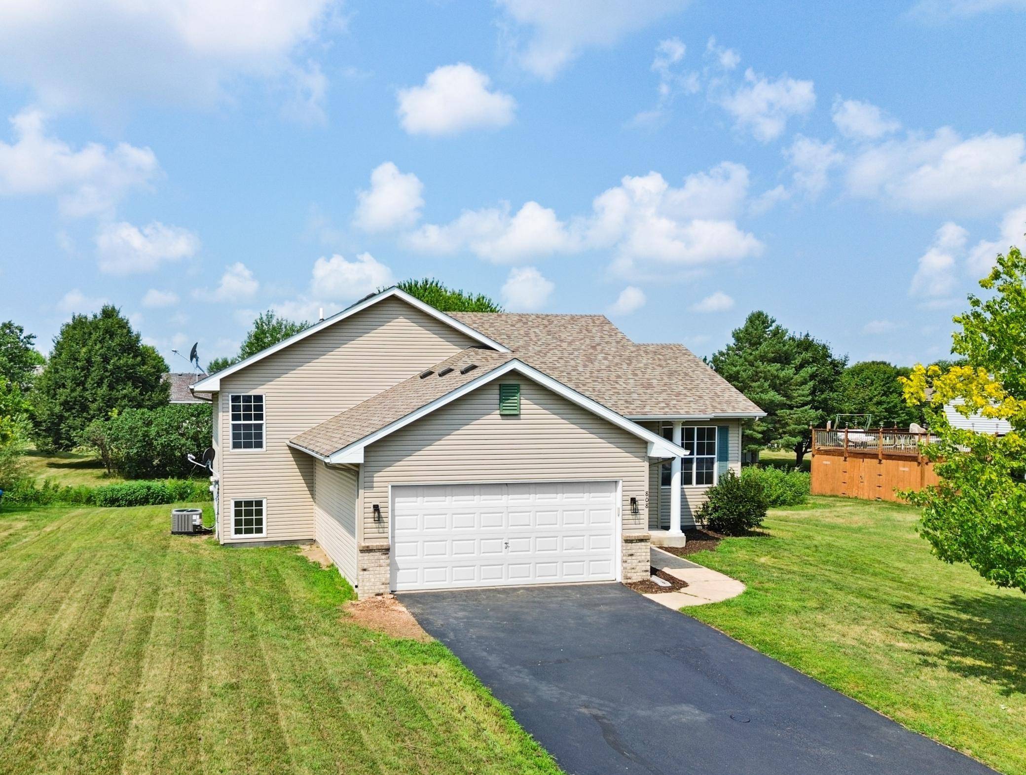 808 Lindsey LN, Belle Plaine, MN 56011