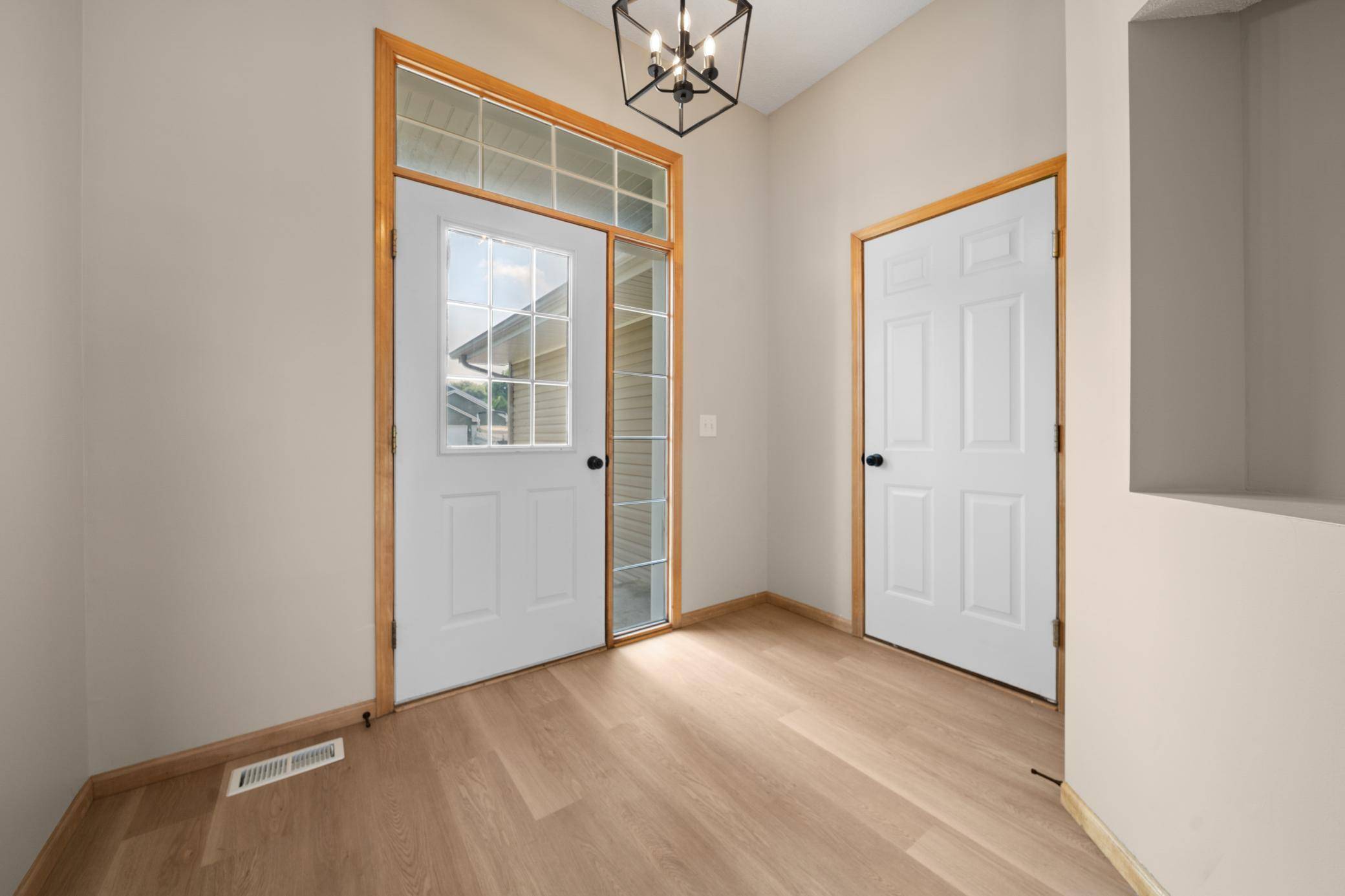 808 Lindsey LN, Belle Plaine, MN 56011
