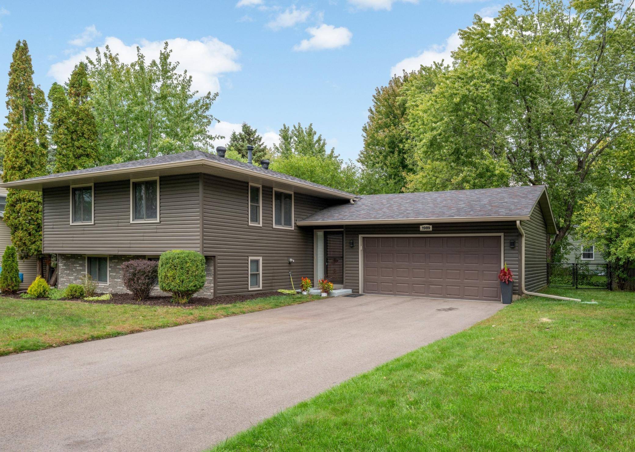 1989 Foxridge RD, Saint Paul, MN 55119