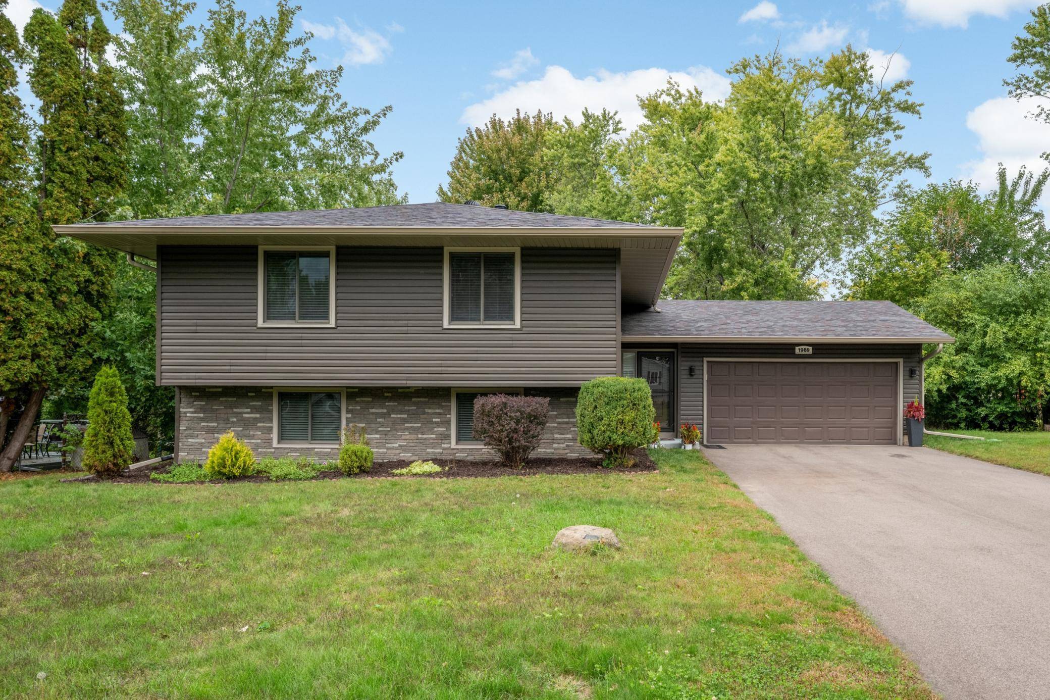 1989 Foxridge RD, Saint Paul, MN 55119
