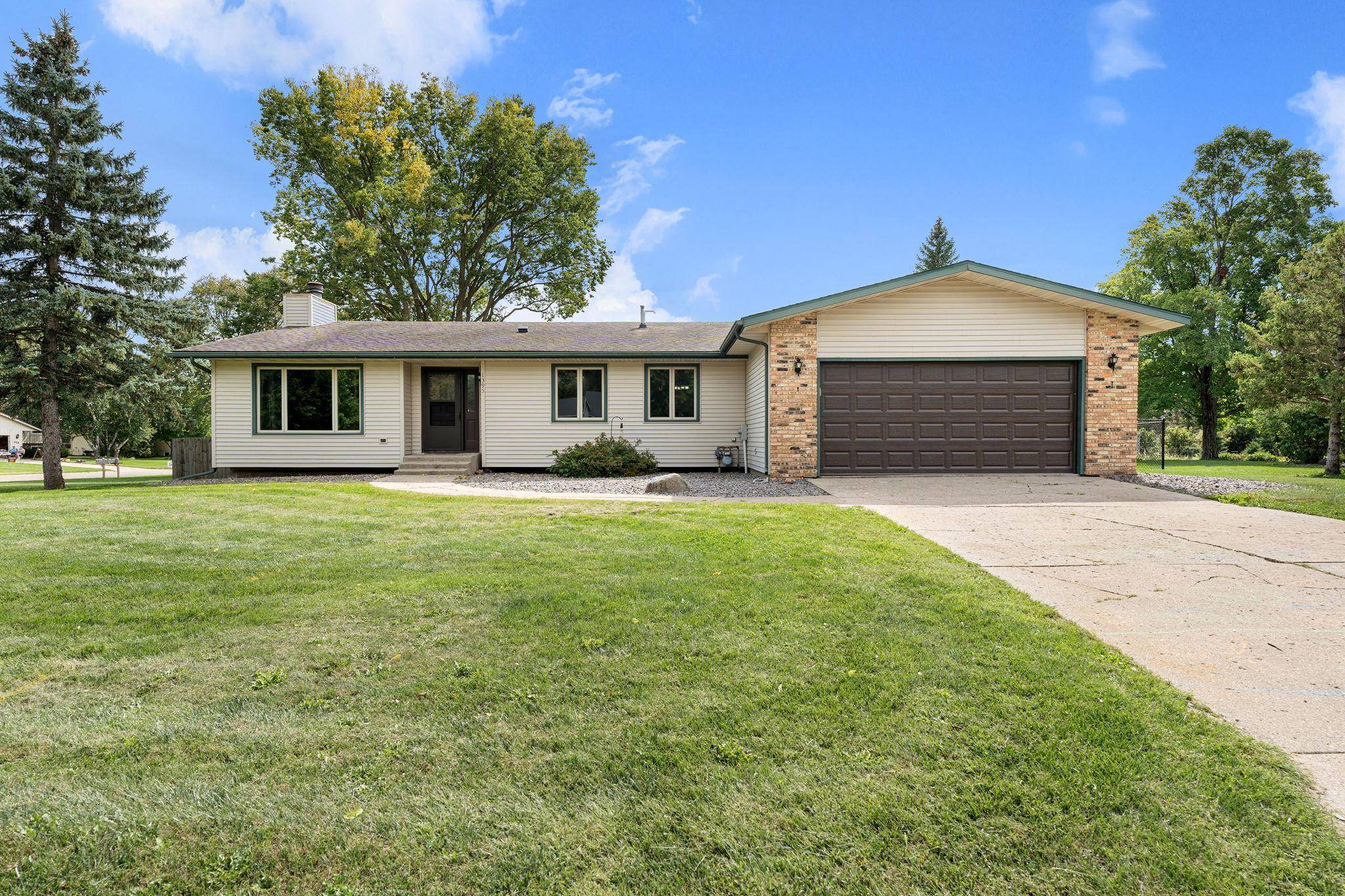 1395 Oakwood LN, Owatonna, MN 55060