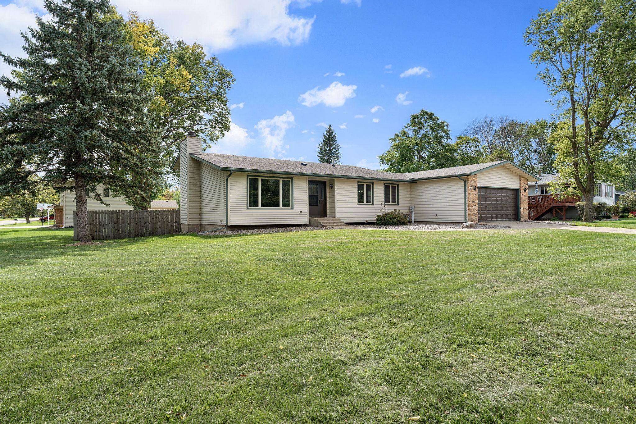 1395 Oakwood LN, Owatonna, MN 55060
