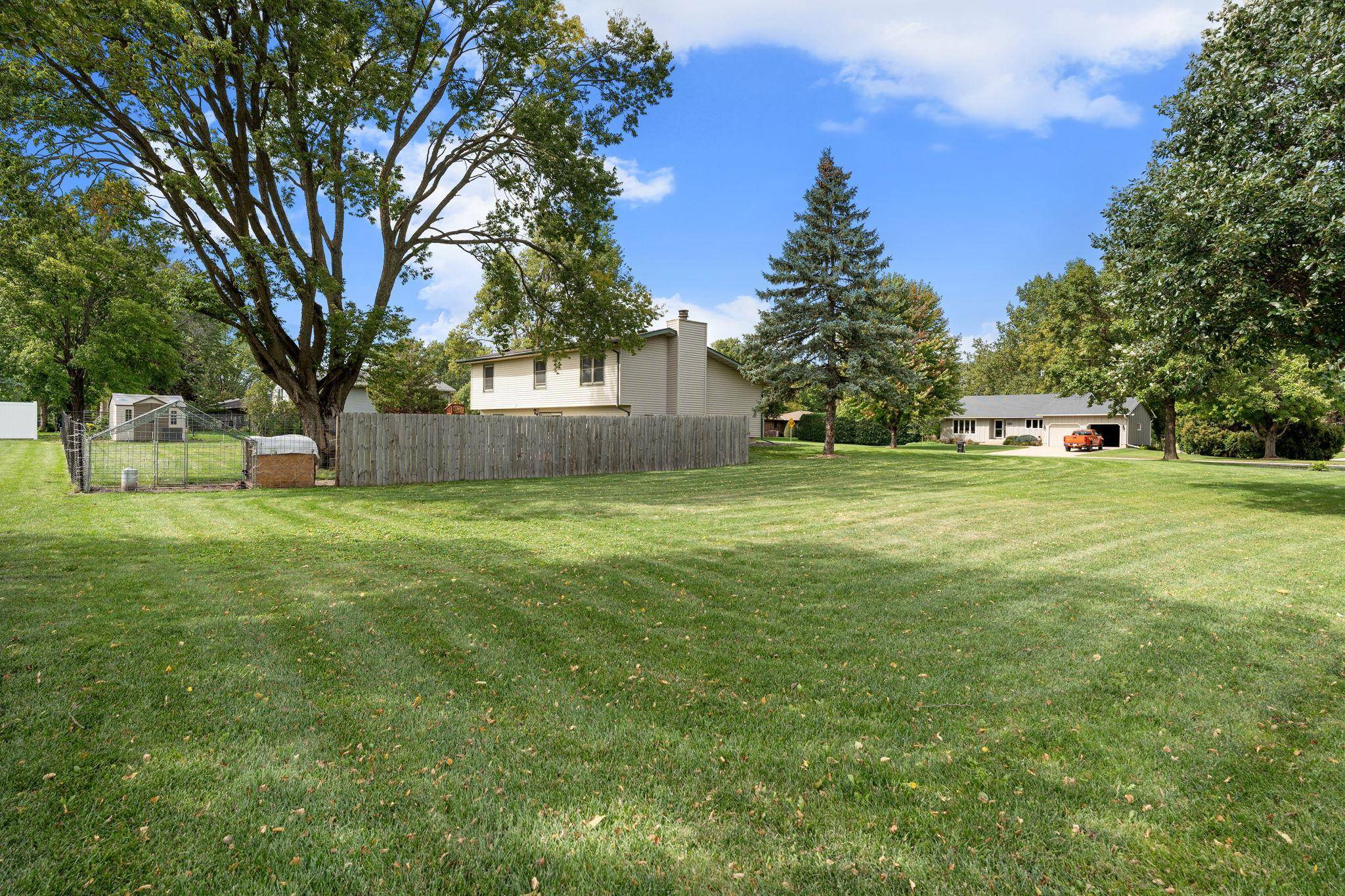 1395 Oakwood LN, Owatonna, MN 55060