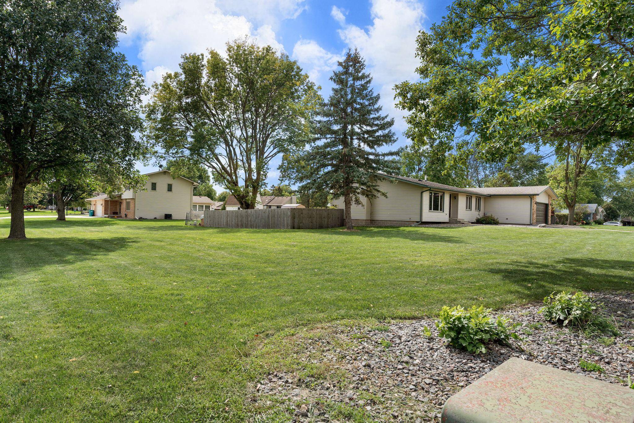 1395 Oakwood LN, Owatonna, MN 55060