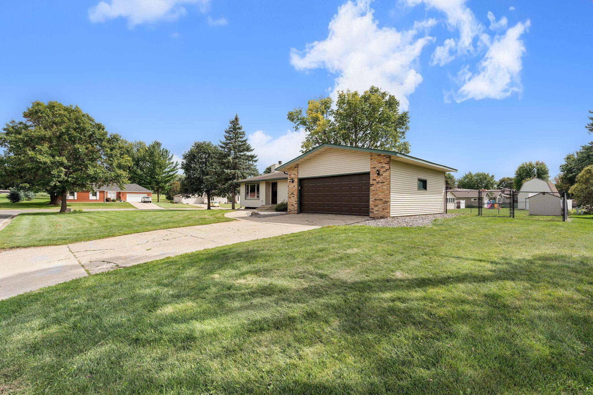 1395 Oakwood LN, Owatonna, MN 55060