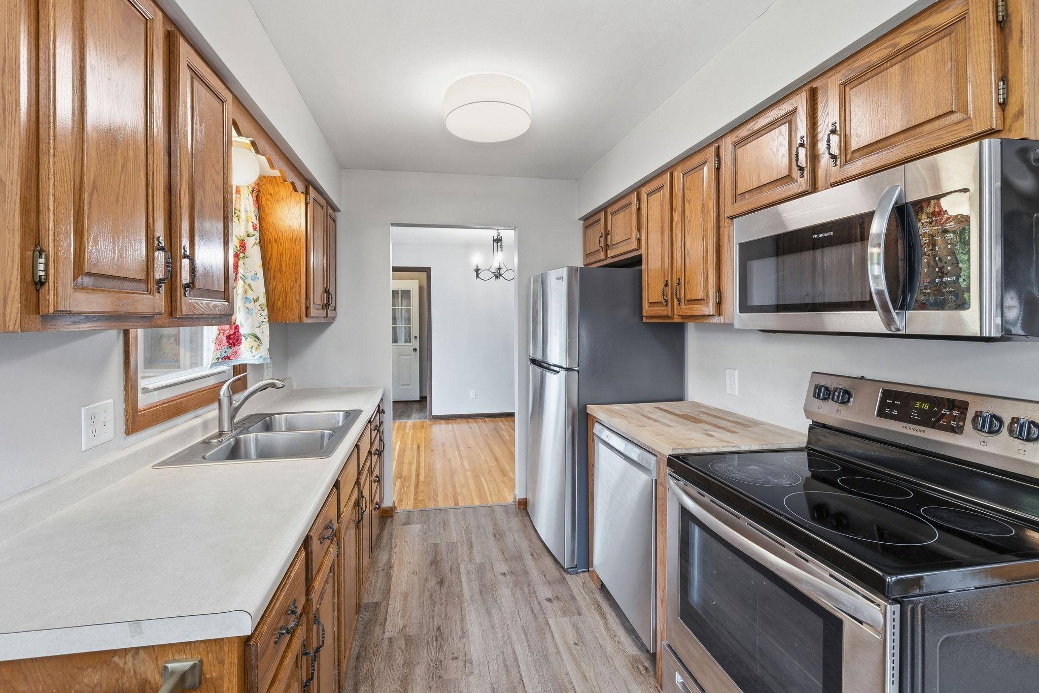 821 Sterling ST N, Maplewood, MN 55119
