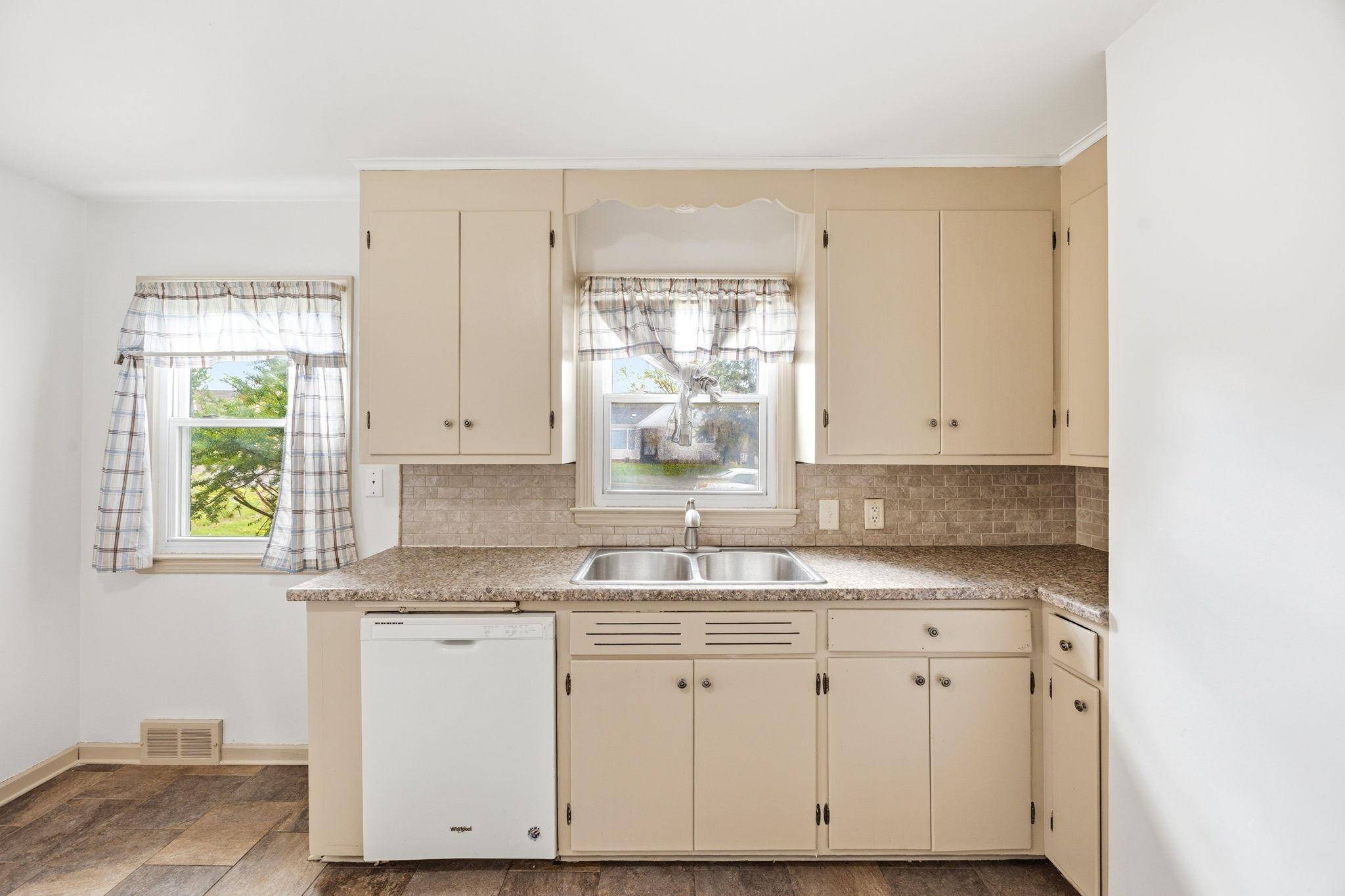 1211 Lealand RD E, Maplewood, MN 55109