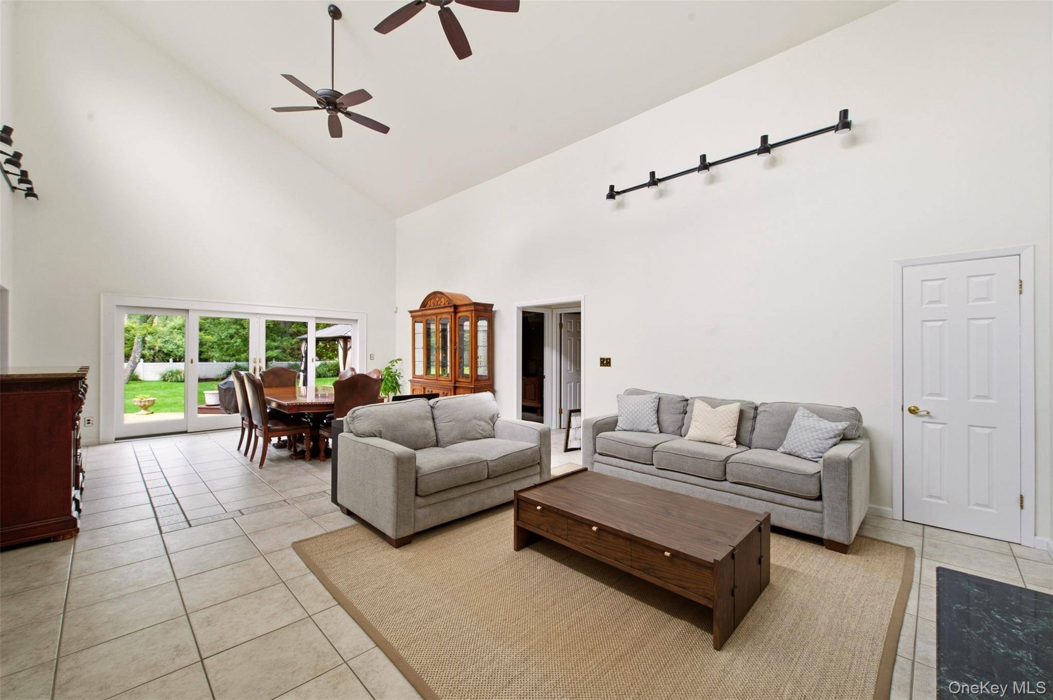 16 Bridle Path LN, Port Jefferson, NY 11777