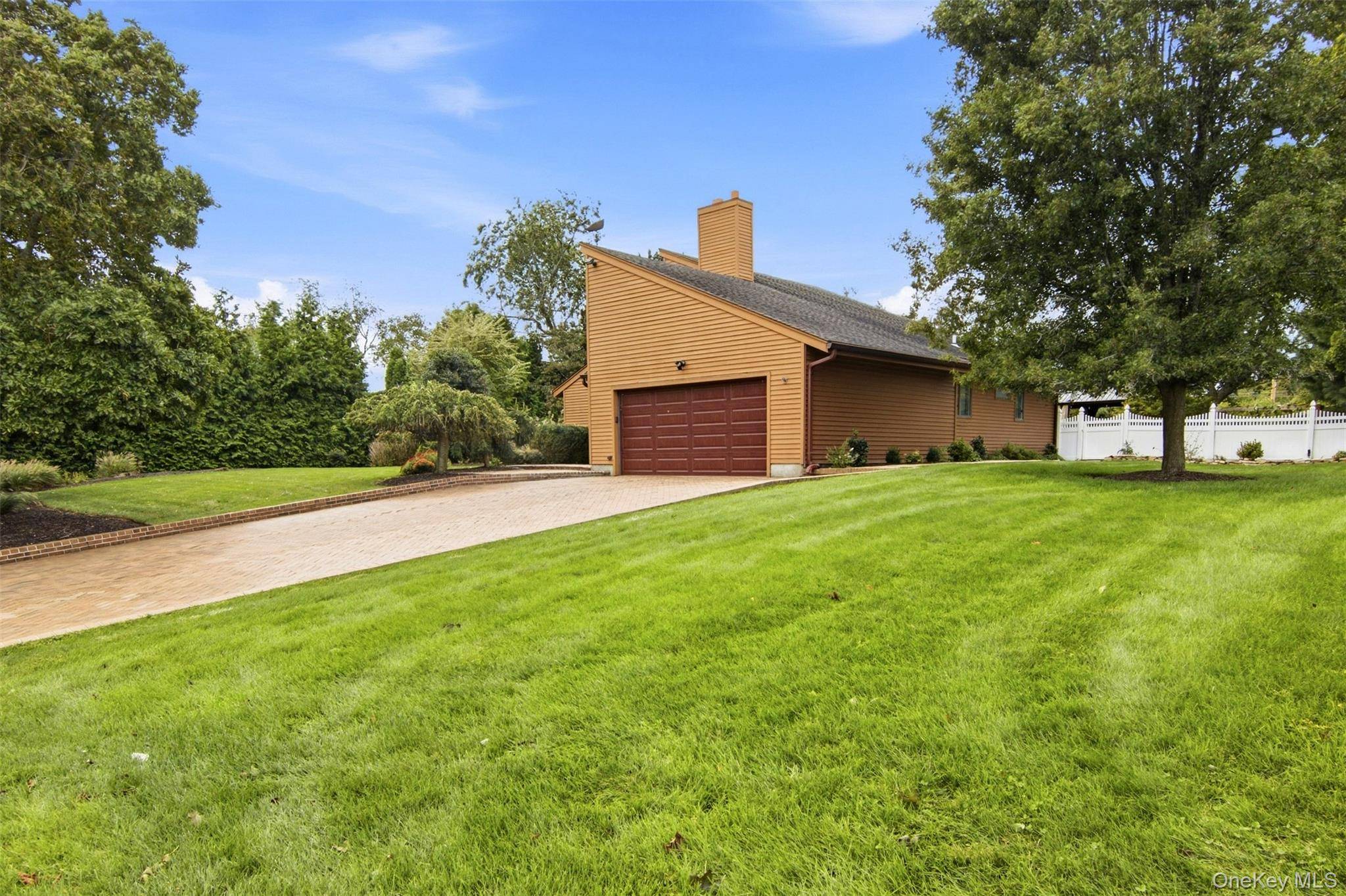 16 Bridle Path LN, Port Jefferson, NY 11777