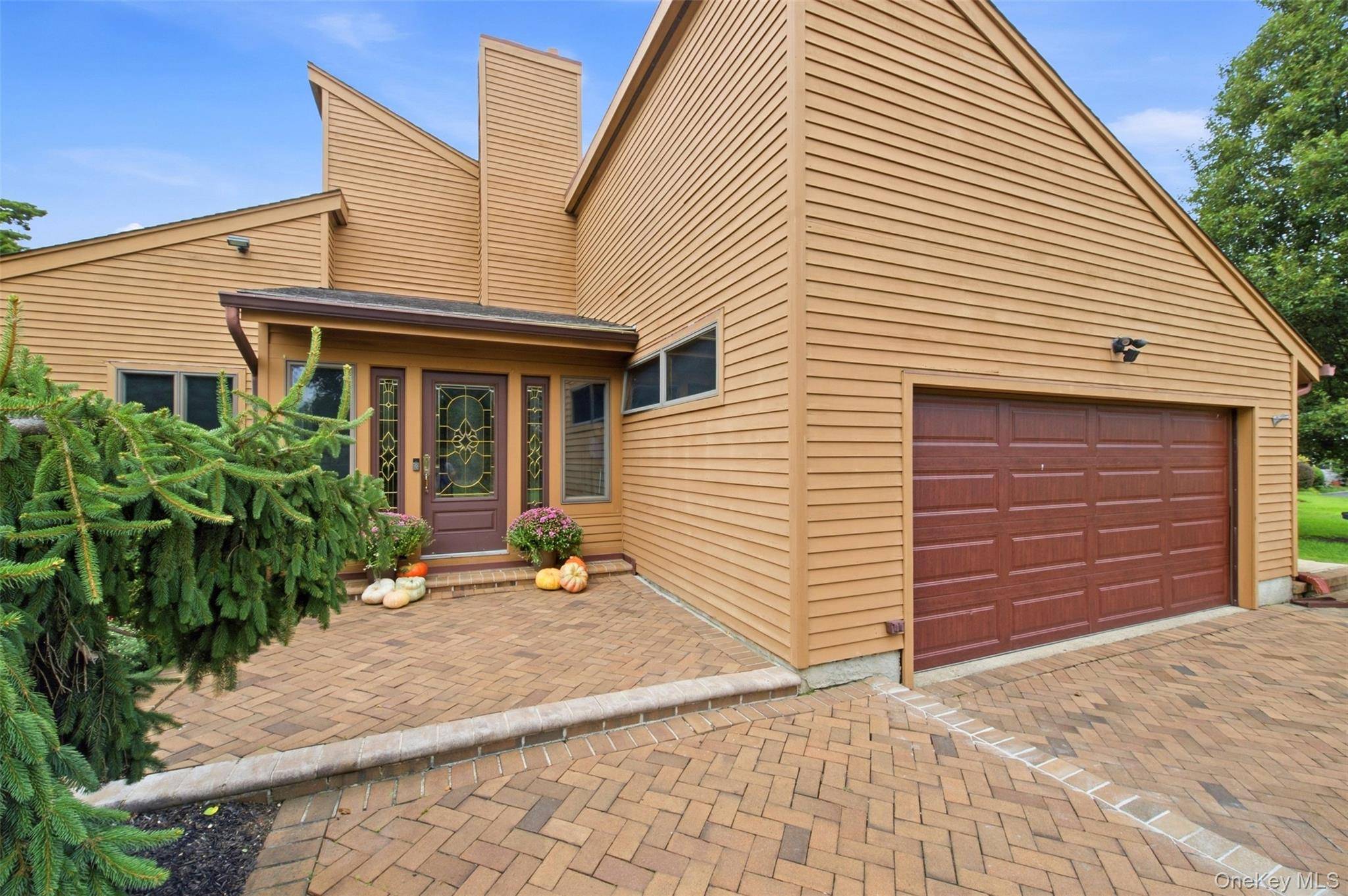 16 Bridle Path LN, Port Jefferson, NY 11777