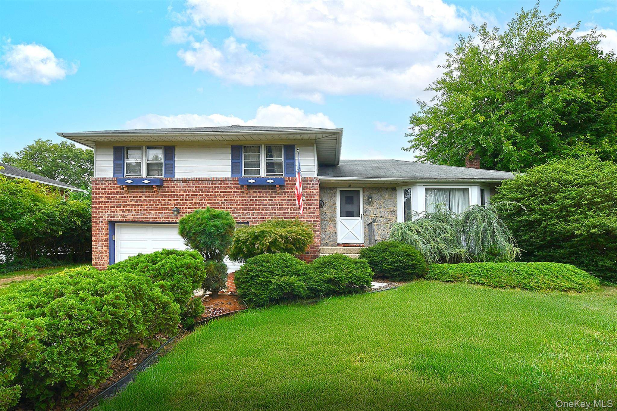 21 Goldfield ST, Melville, NY 11747