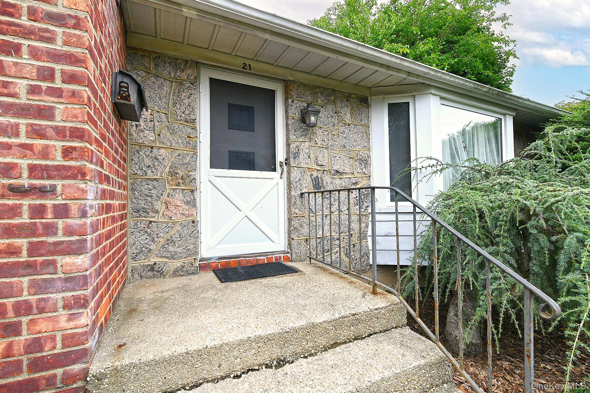 21 Goldfield ST, Melville, NY 11747