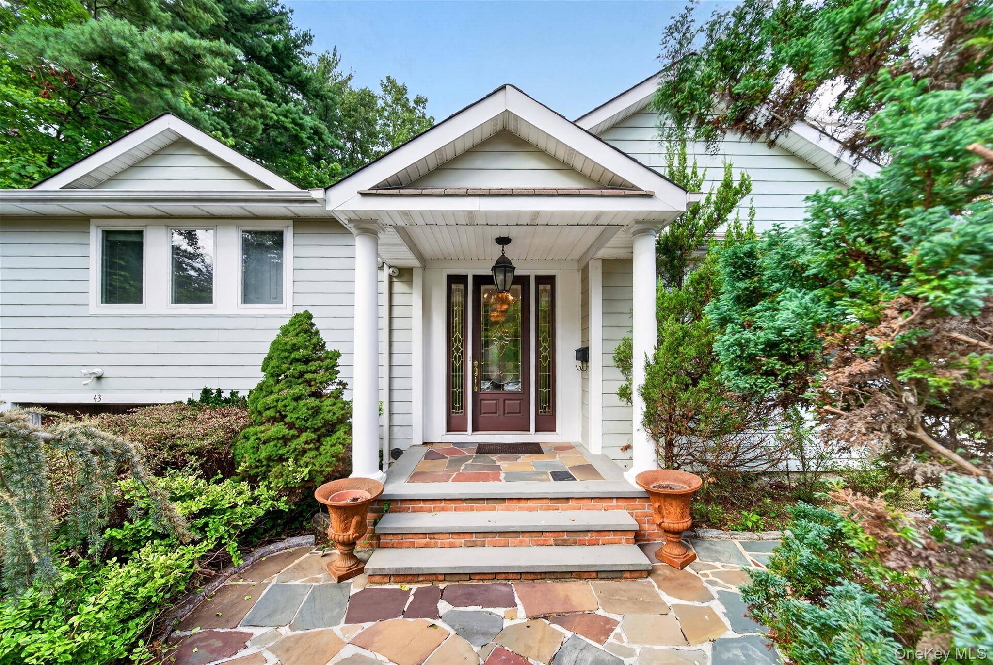 43 Fernwood LN, Roslyn, NY 11576