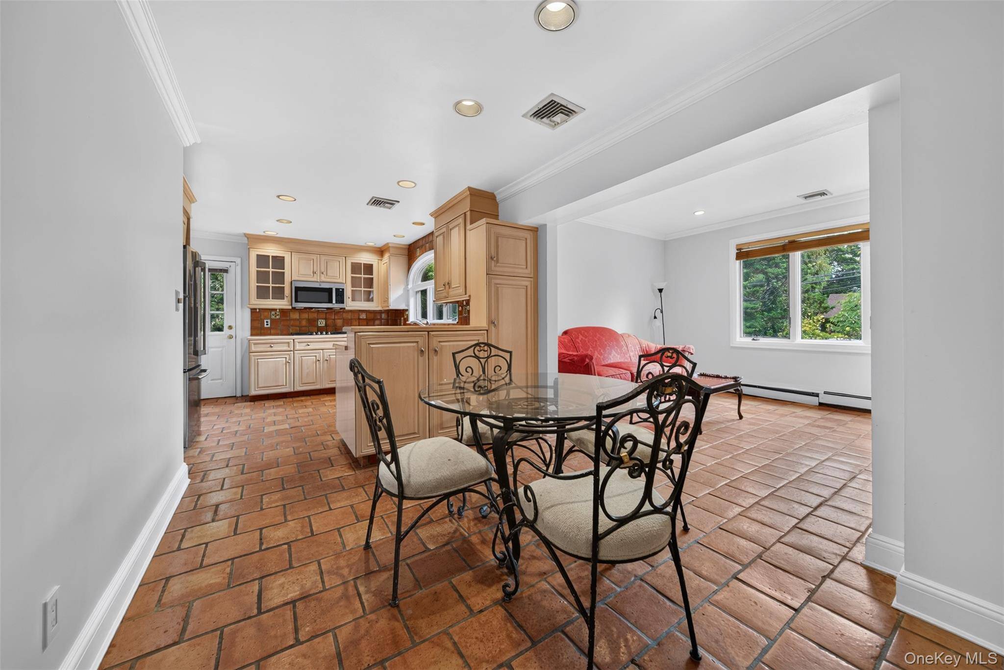 43 Fernwood LN, Roslyn, NY 11576