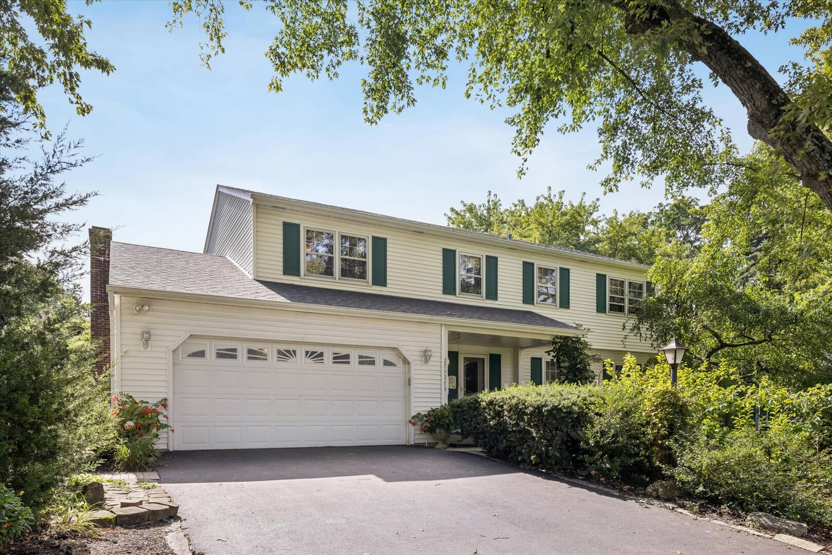 27W215 Oakwood ST, Winfield, IL 60190
