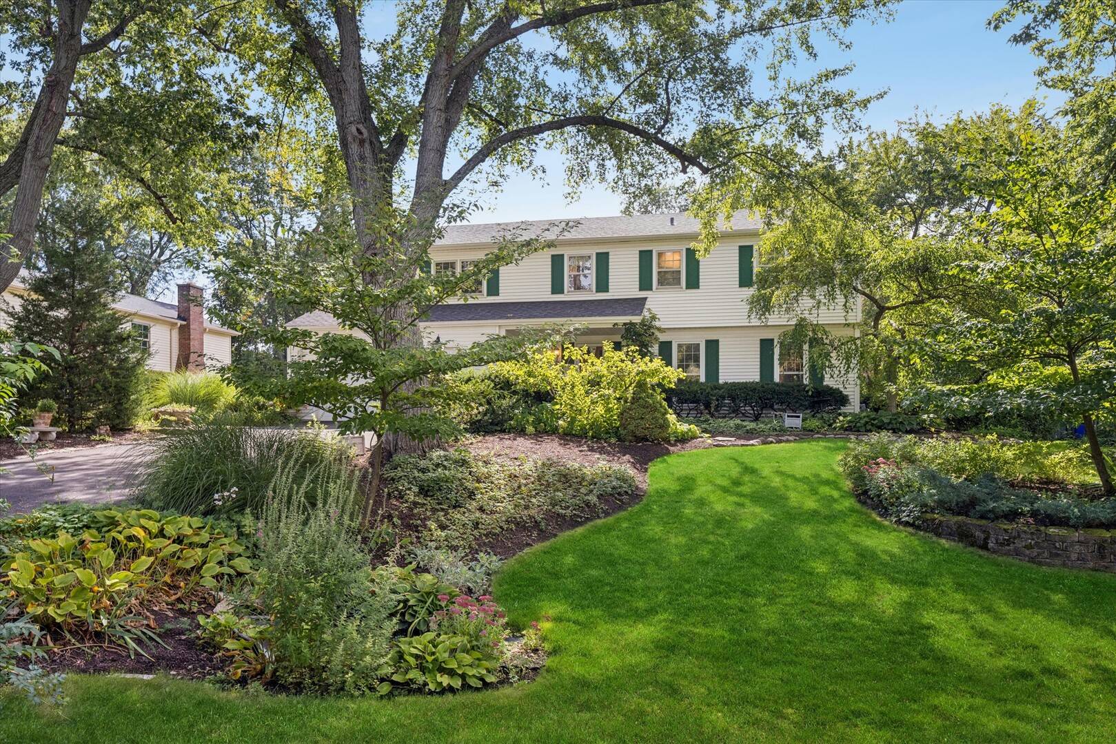 27W215 Oakwood ST, Winfield, IL 60190