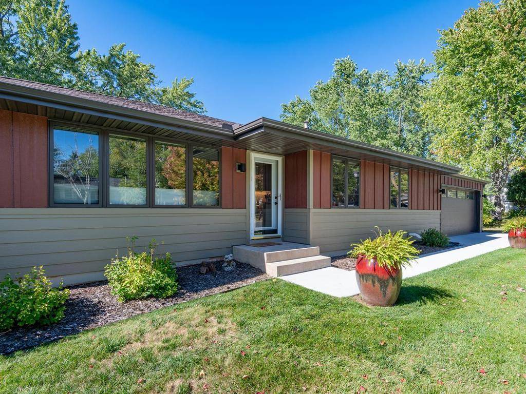 13008 Lakeview Drive DR, Burnsville, MN 55337