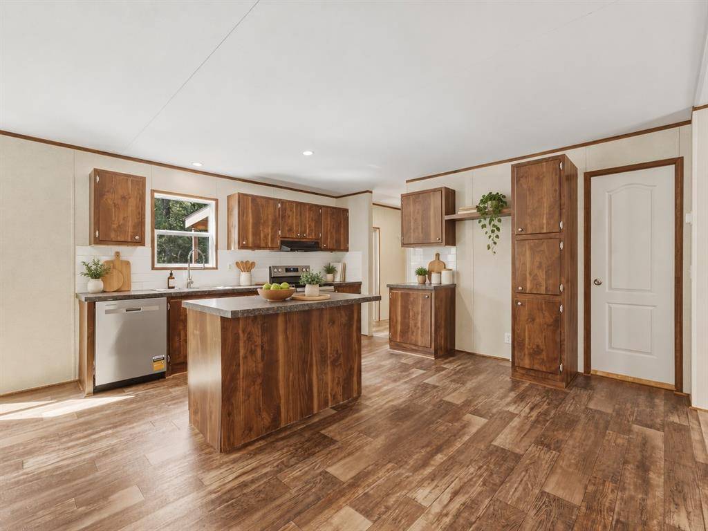 106 Summers Circle, Azle, TX 76020